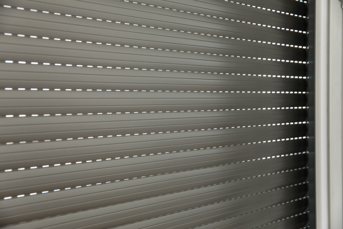 DISCRETE - Hidden front-mounted roller shutters 